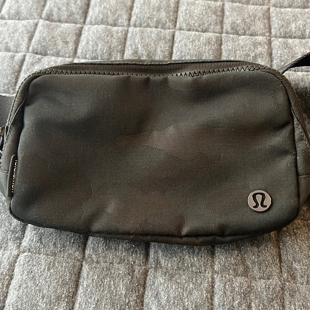 Lululemon Everywhere Belt Bag Camo